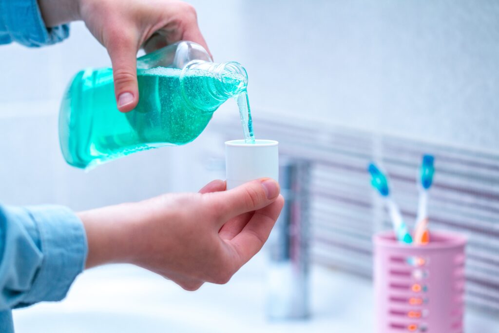 use of mouthwash for the health of teeth and gums